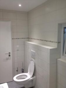 Hofer Montagen Toilette nach der Renovierung